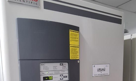 Gestores da Secretaria da Saúde do Estado visitam a estrutura de ultra freezers da UFC