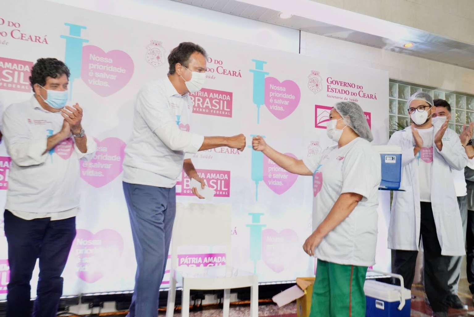 Técnica de enfermagem do Hospital Leonardo da Vinci é a primeira pessoa a ser vacinada no Ceará