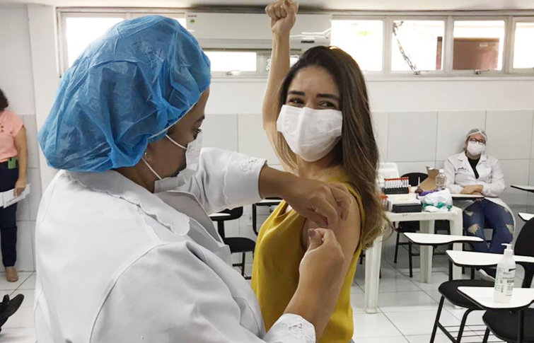 No Hemoce, cerca de 90 profissionais recebem primeira dose da vacina