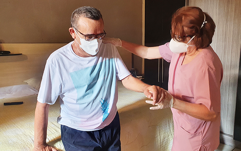 Paciente recuperado de Covid-19 volta a andar com ajuda do Programa de Assistência Domiciliar do HSJ