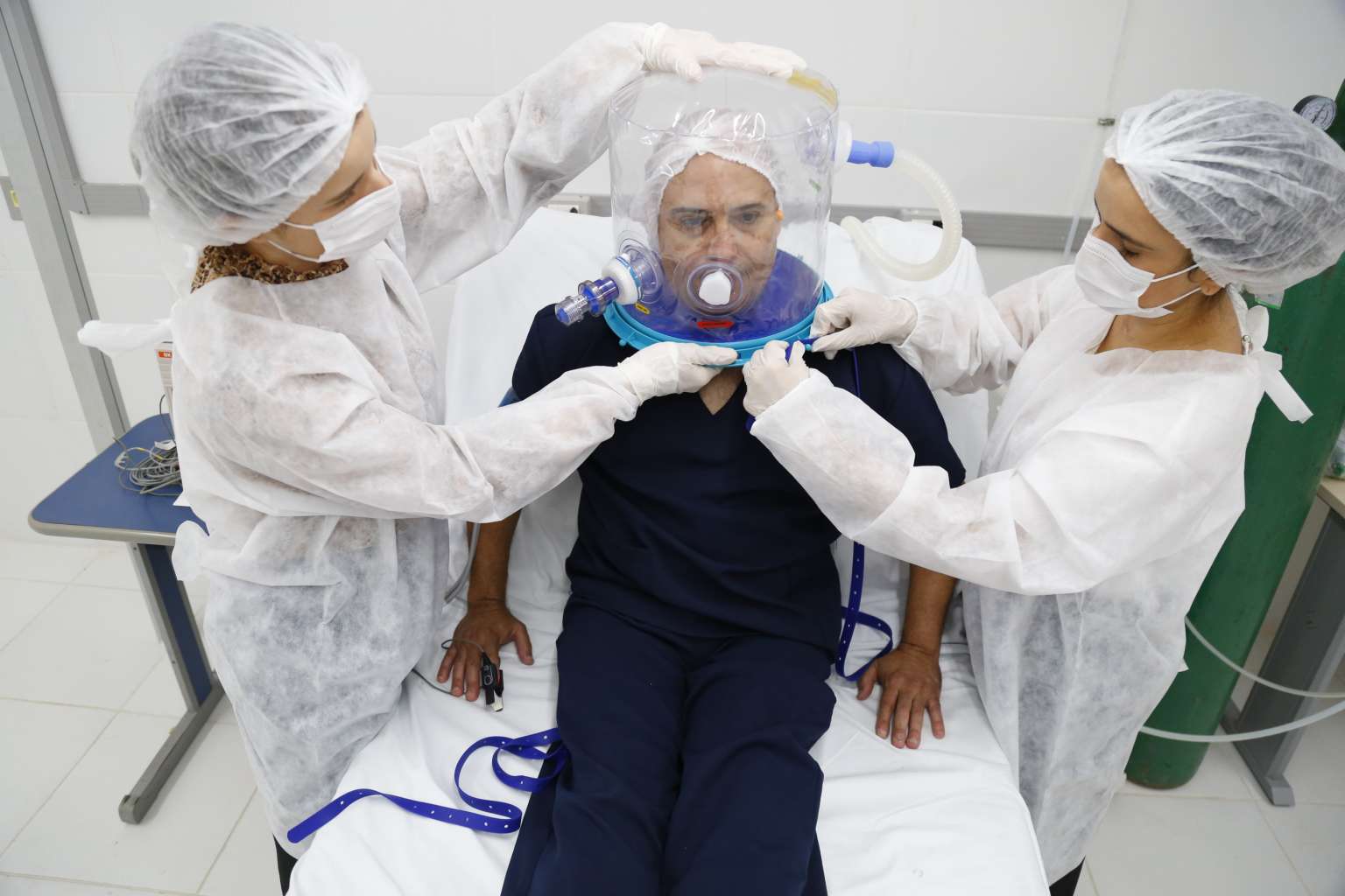 Ceará consegue autorização para isentar ICMS do capacete Elmo e de vacinas contra a Covid-19