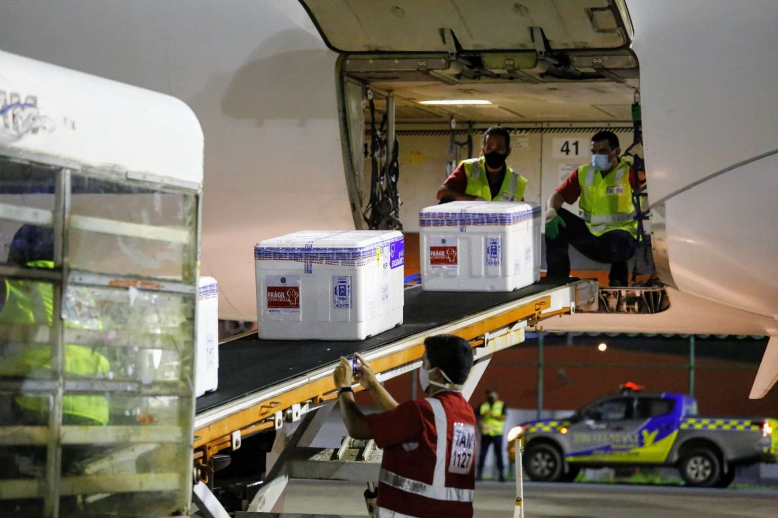 Novo lote com mais 49.200 doses de vacinas contra a Covid-19 chega ao Ceará