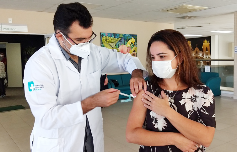 Profissionais de saúde do HRN recebem segunda dose de vacina contra Covid-19