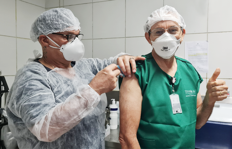 Profissionais da linha de frente do HRC recebem segunda dose de vacina contra Covid-19