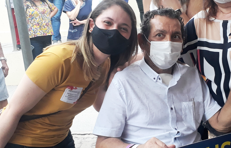 Paciente recuperado de Covid-19 recebe alta após 64 dias internado no Hospital São José