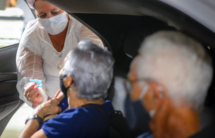 Incidência de internações por Covid-19 em idosos a partir de 75 anos é 53,3% menor para vacinados