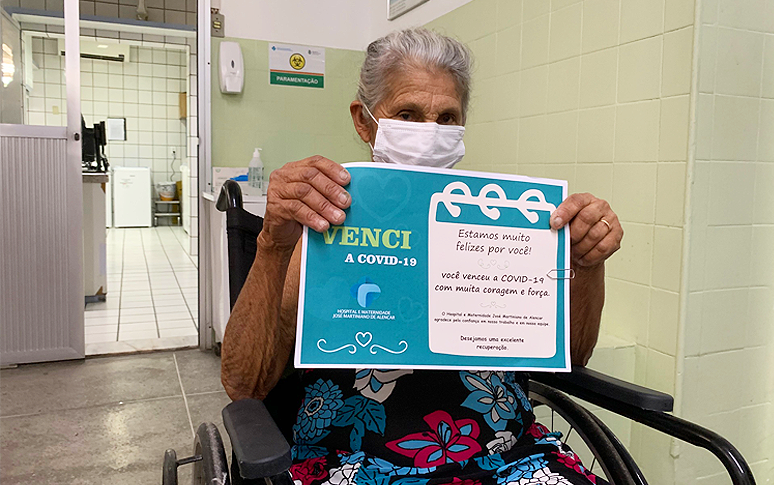 Idosa de 75 anos é a centésima paciente a receber alta no HMJMA