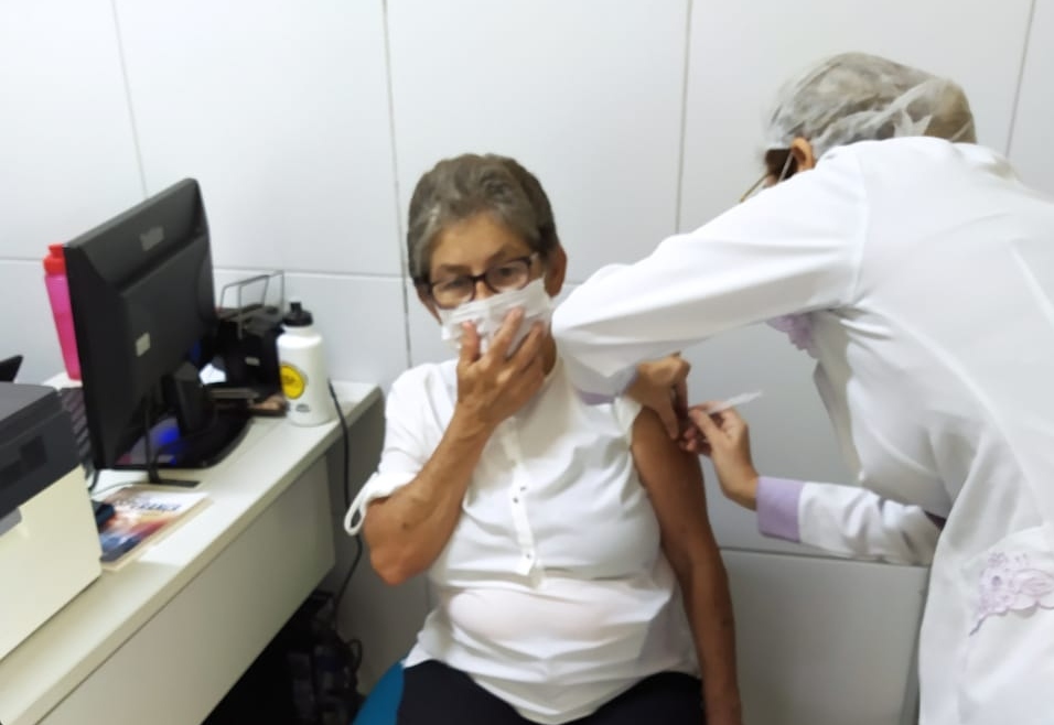 Vacinação é eficaz, mas cidadão precisa colaborar assumindo responsabilidades, orientam especialistas da Sesa