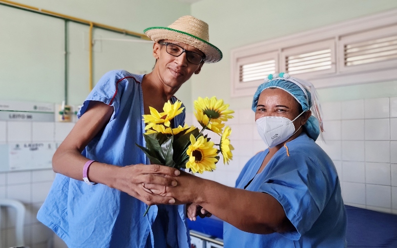 Em clima de São João: projeto leva música e alegria a pacientes internados no HSJ