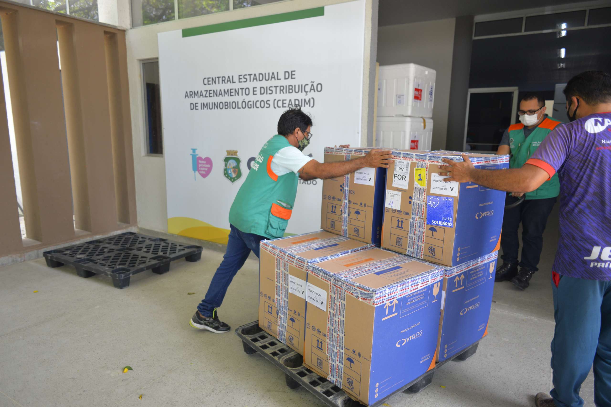 CE recebe mais 288 mil vacinas para aplicação da primeira e segunda doses contra a Covid