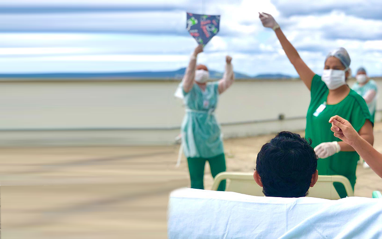 Equipe do HRSC realiza sonho de paciente internado há quatro meses em soltar pipa: ‘Até sorriu’, comemora irmã do jovem