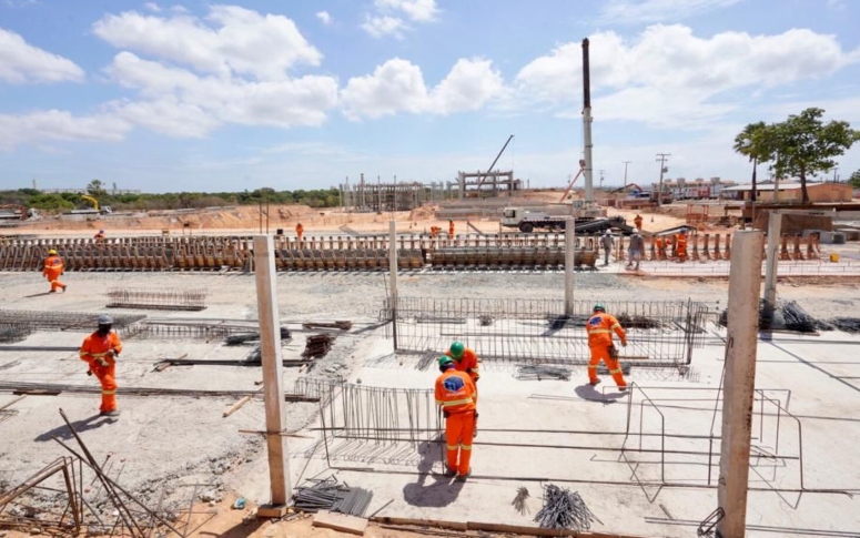 Camilo Santana e secretário Marcos Gadelha visitam obras do Hospital Universitário do Ceará