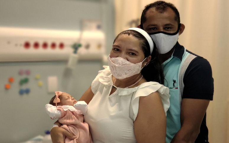 Bebê prematura nascida com 620g no HRN recebe alta após três meses de internação