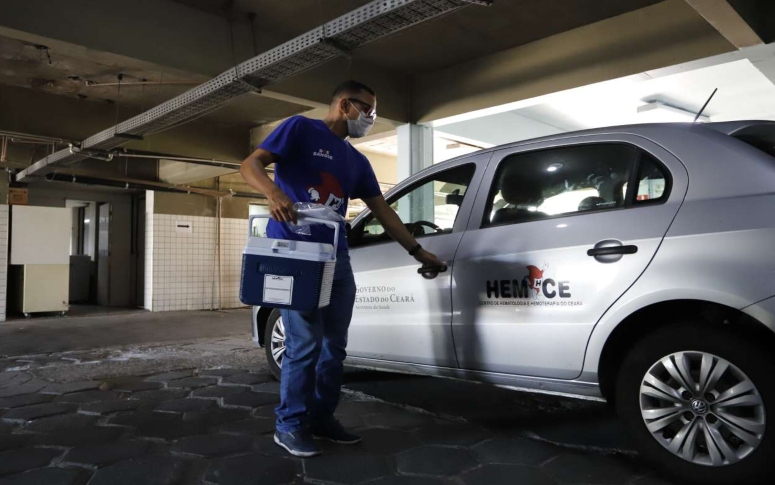 No trajeto do motorista do Hemoce Gildásio Costa, um sangue raro e outras bolsas de sangue estão a caminho para salvar vidas
