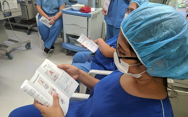 Profissionais do Hospital César Cals treinam posicionamento correto do recém-nascido