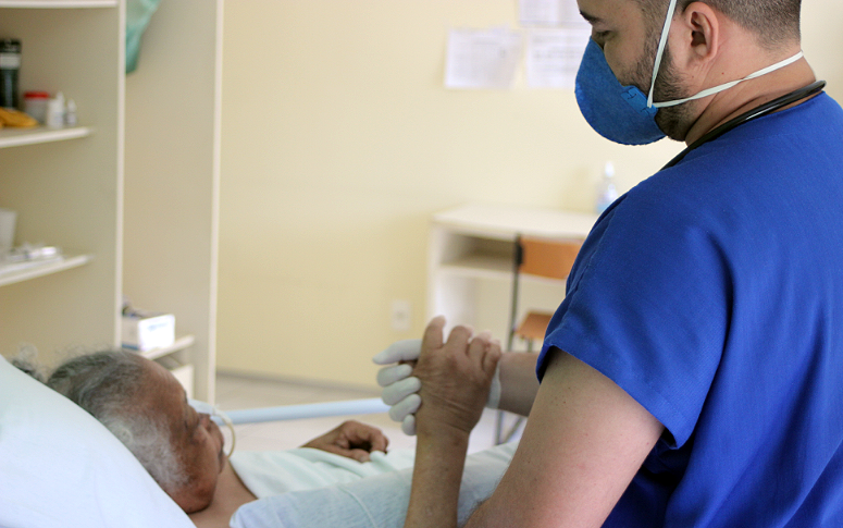 Fisioterapia respiratória é alternativa de tratamento para pacientes com pneumonia na Casa de Cuidados do Ceará