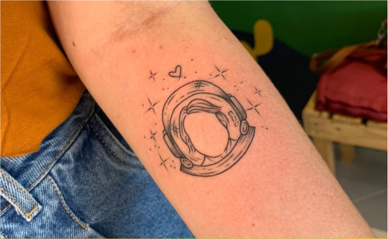 Elmo gravado na pele: farmacêutica homenageia mãe recuperada da Covid-19 em tatuagem