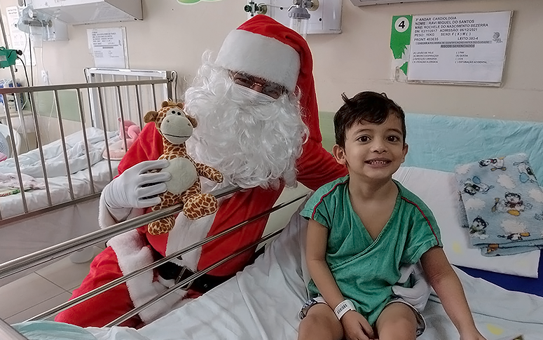 Crianças e adolescentes internados no Hias recebem visita especial do Papai Noel