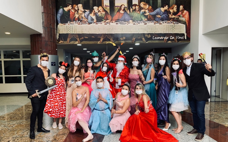 Equipe do Helv interpreta personagens infantis e surpreende crianças internadas