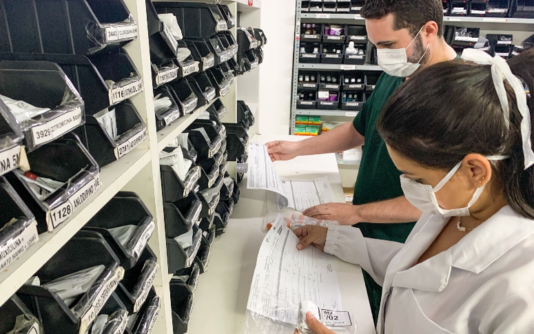 Farmacêuticos hospitalares são essenciais para a segurança de pacientes, evitando erros relacionados a medicamentos
