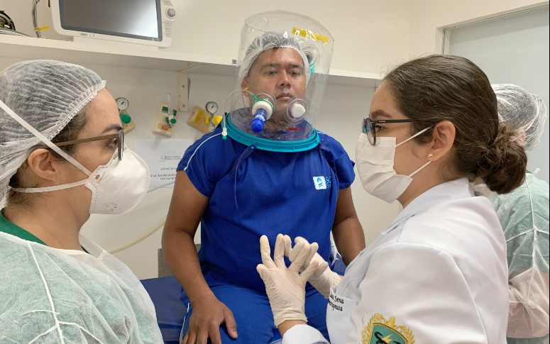 Profissionais do Helv recebem treinamento para manuseio do capacete Elmo