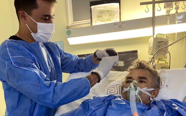 Paciente internado em UTI do HRC tem desejo de cortar o cabelo e fazer a barba realizado por enfermeira