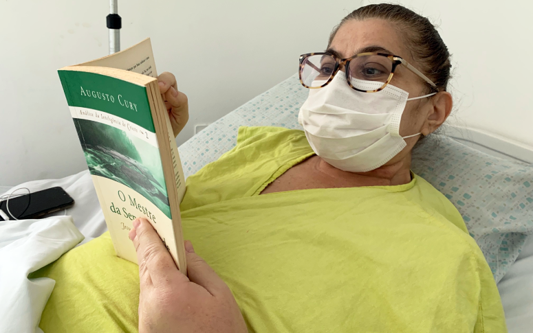 Hábito da leitura previne doenças e auxilia no tratamento de pacientes, dizem especialistas