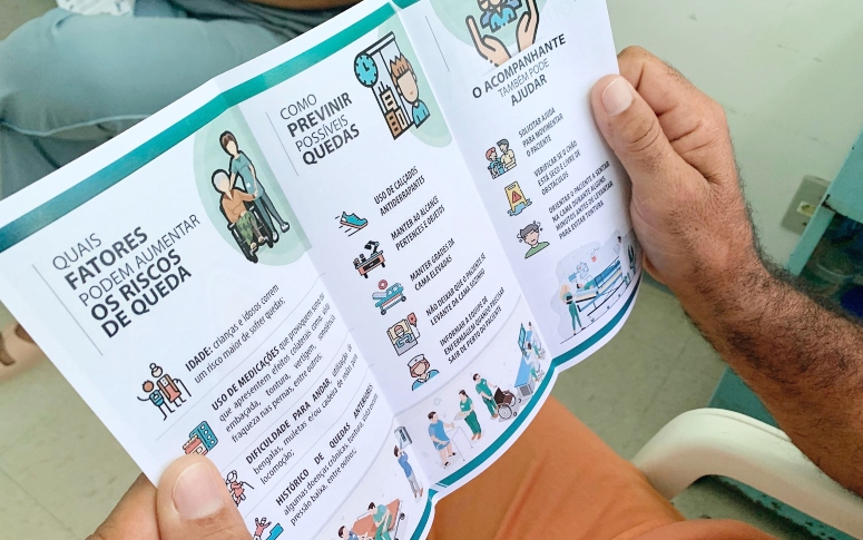 No HGWA, panfleto orienta colaboradores e acompanhantes sobre prevenção de quedas