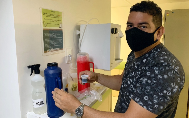 Espaço “Café com Saúde” no HGWA oferta desjejum a pacientes após exames laboratoriais