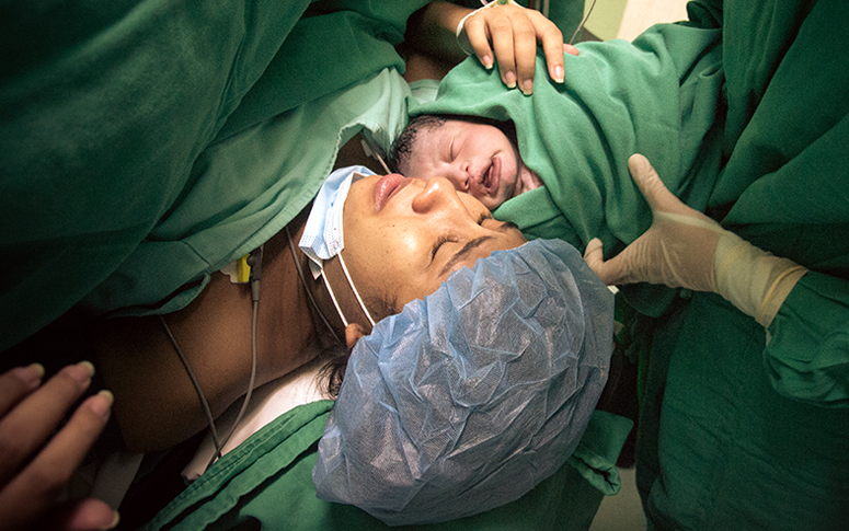 Para a memória e o álbum de fotografias: gestante realiza sonho ao ter parto registrado no Hospital César Cals