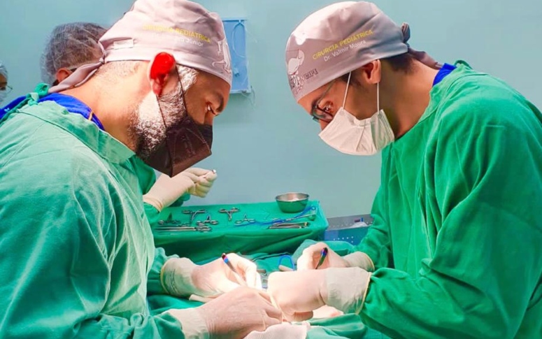 Cirurgia de correção de atresia de esôfago beneficia bebê no HRSC