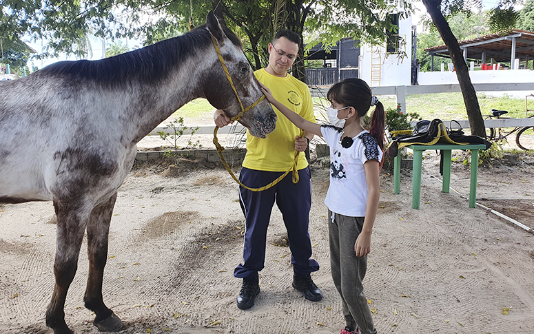Projeto “Esquadrão EquoNaia” proporciona benefícios a pacientes do HSM com autismo, quadros de ansiedade e TDAH