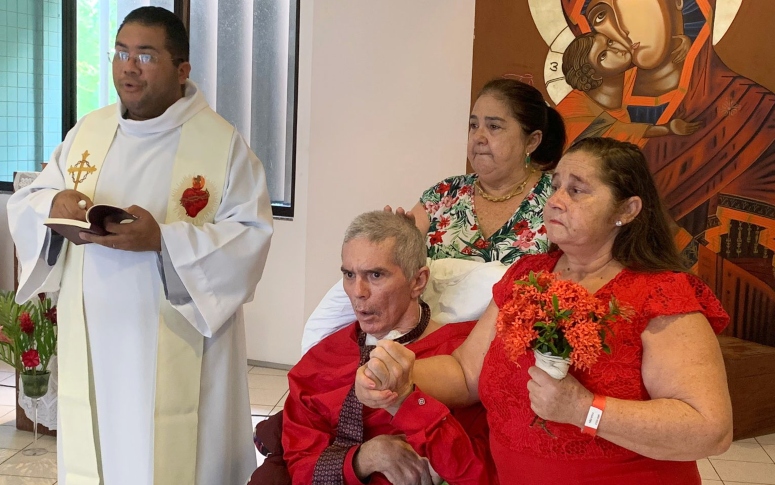 Paciente celebra alta com renovação de casamento na Casa de Cuidados do Ceará