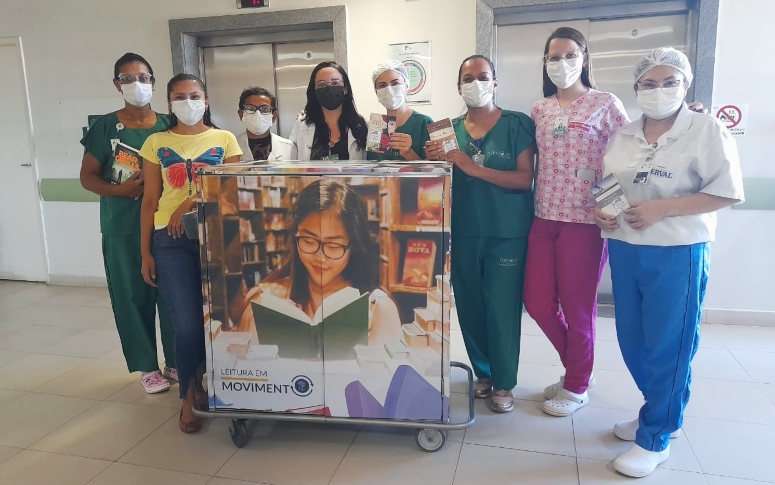 HRC implementa biblioteca itinerante para colaboradores e pacientes
