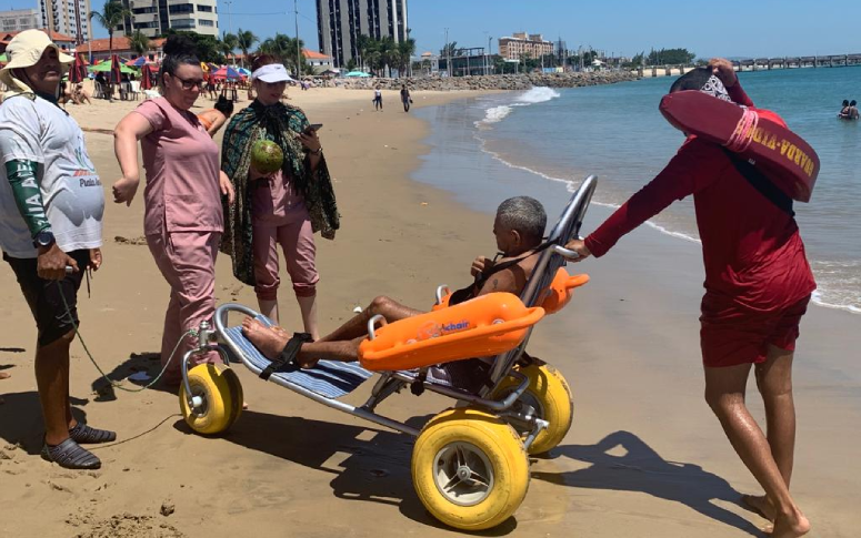 Projeto associa banho de mar ao tratamento de pacientes da Casa de Cuidados do Ceará