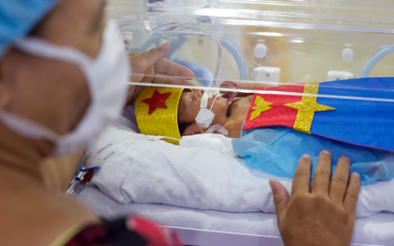 Super-heróis: Semana da Prematuridade do HGF inicia com ensaio fotográfico de bebês