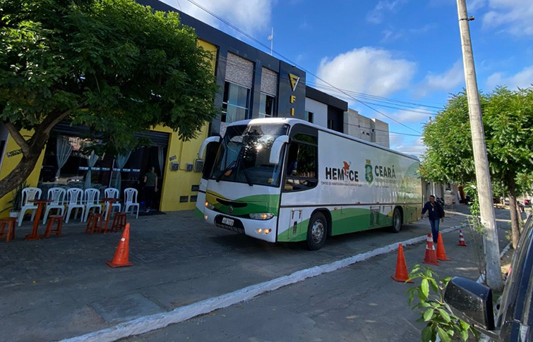 Unidade móvel do Hemoce recebe mais de 940 doações de sangue em visita ao Interior