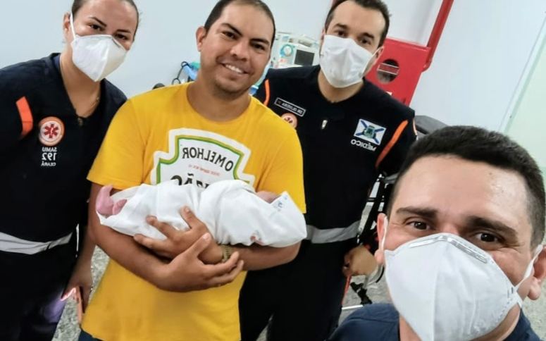 Com apoio de profissionais do Samu, bombeiro realiza parto da própria filha