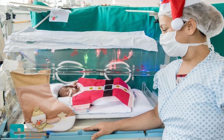 Sessão de fotos “Meu Primeiro Natal” emociona mães de bebês internados no HGWA