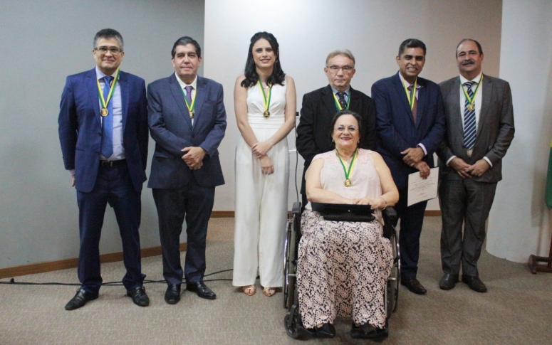 Medalha celebra o trabalho de profissionais da Saúde do Ceará