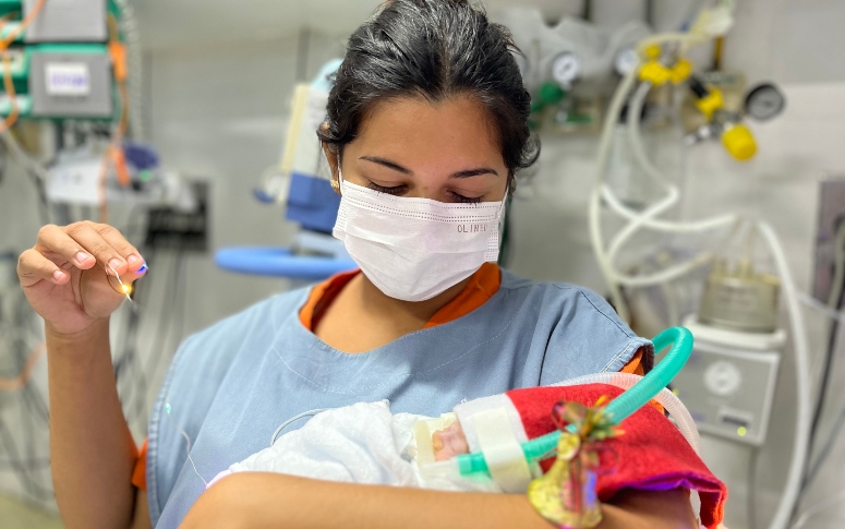 No Hias, mãe segura filha pela primeira vez durante edição do Projeto Bebê Noel