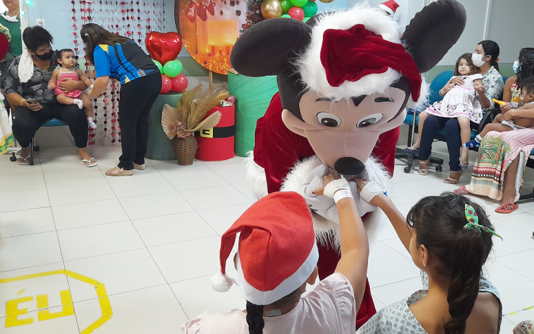 Crianças internadas no Hospital Regional Norte recebem a visita do Mickey Noel