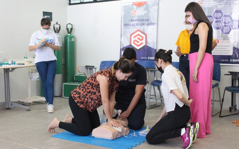 ESP/CE capacita quase cem profissionais da Residência Multiprofissional em técnicas de suporte básico de vida