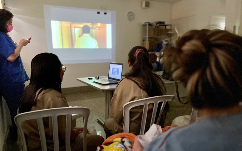 Hias realiza sessão de cinema para familiares de pacientes da Unidade de Cuidados Prolongados