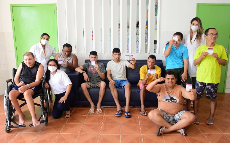 Vacina bivalente começa a ser aplicada em pessoas com deficiência acolhidas em residências inclusivas de Fortaleza