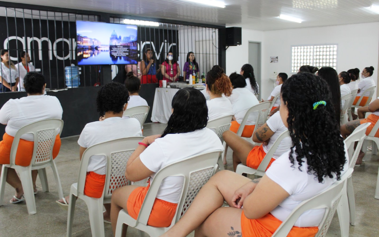 Saúde do Ceará promove palestra sobre saúde e sexualidade da mulher para policiais e internas de unidade prisional
