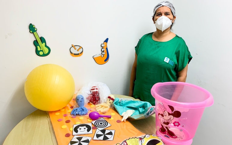 Com ofurô e mini redes, exercícios sensoriais contribuem para a evolução de bebês no HGWA