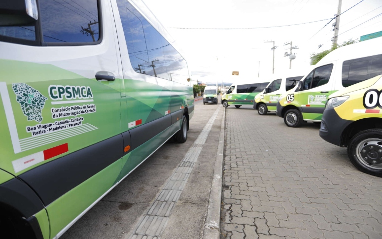Governo do Ceará entrega seis vans para transporte de pacientes dos sertões de Canindé