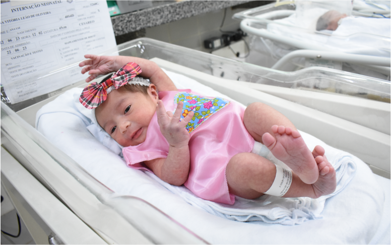 Recém-nascidos do Centro de Neonatologia do Hospital César Cals ganham primeira festa junina