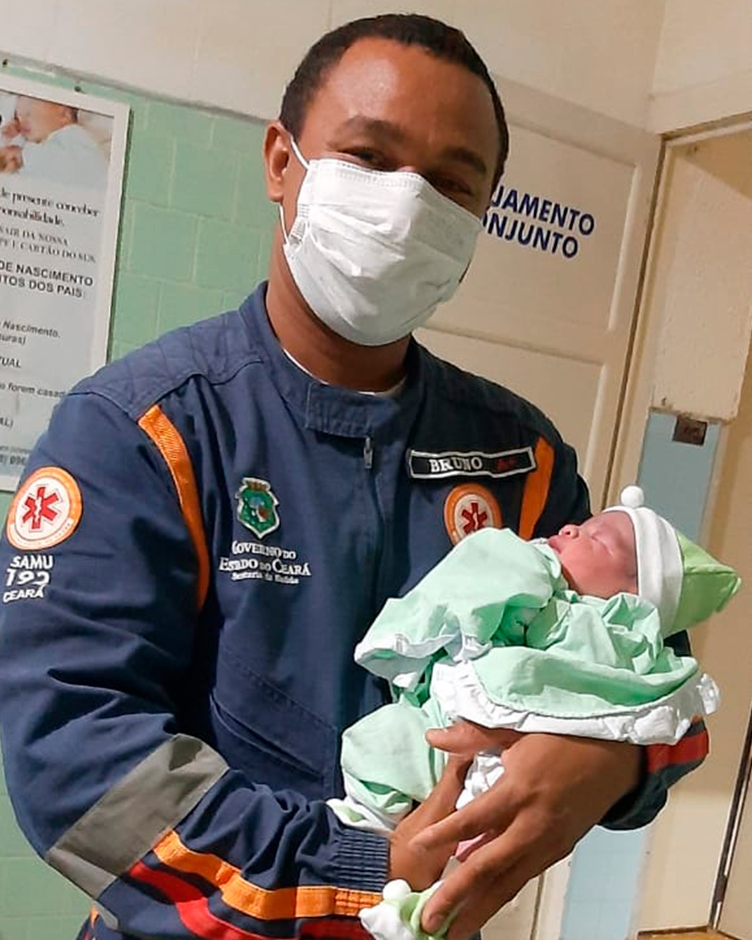Equipe do Samu Ceará presta assistência a mulher durante parto em ambulância